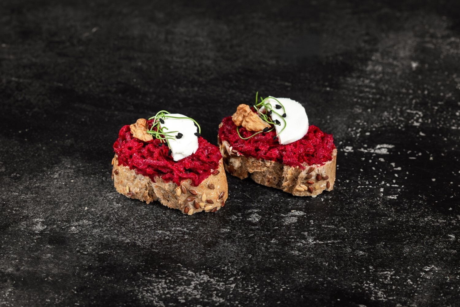 Jednohubka s červenou řepou a kozím sýrem