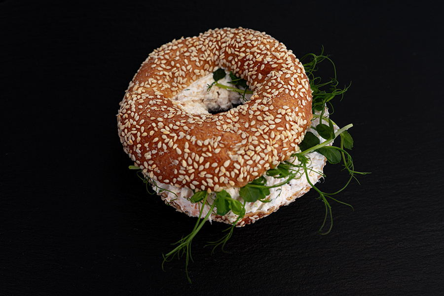 Bagel s lososovou pomazánkou